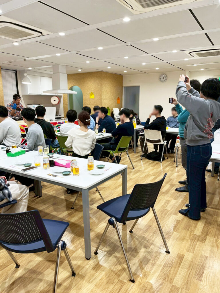 解体師がマグロについて説明している様子